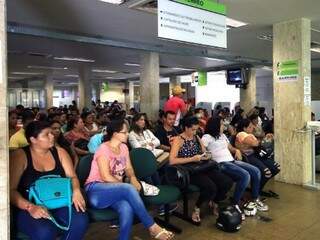 Trabalhadores aguardando atendimento na Funtrab (Foto: Edemir Rodrigues/Governo de MS)