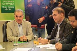 À esquerda, o governador do Estado, Reinaldo Azambuja (PSDB), ao lado do prefeito de Campo Grande, Alcides Bernal (PP). (Foto: Marcos Ermínio)