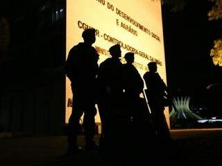 Já na terça-feira à noite, homens da Força Nacional reforçavam segurança de órgãos federais em Brasília (Foto: Fabio Rodrigues Pozzebom/Agência Brasil)