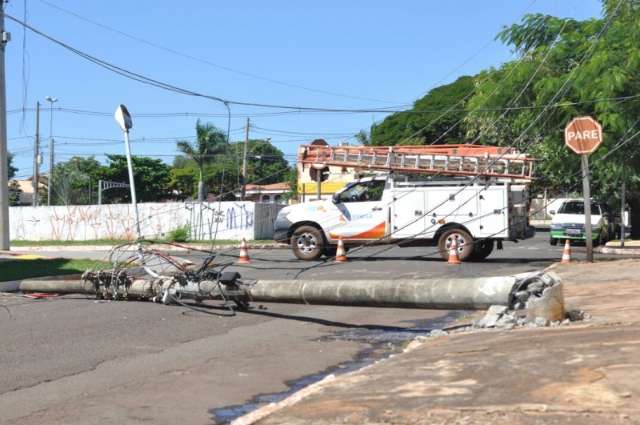 Caminh&atilde;o derruba poste e deixa quadra sem energia, internet e telefone