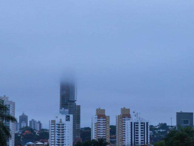 Com temperatura mais baixa, dia amanhece nublado e previs&atilde;o &eacute; de chuva 