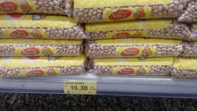 Com carioquinha muito caro, feij&atilde;o preto ganha prefer&ecirc;ncia no prato