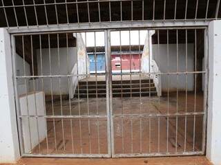 Torcedor só consegue encontrar portão do estádio Morenão fechado (Foto: Paulo Francis)