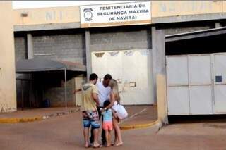Cícero dos Santos (de camiseta branca) abraça a mulher e os filhos após deixar penitenciária de Naviraí (Foto: Umberto Zum/TaNaMídia Naviraí)