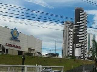 Pichação atingiu 14 andares e topo do edifício previsto para entrega neste mês (Foto: Direto das Ruas)