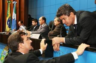À esquerda, deputado Pedro Kemp (PT) e, à direita, deputado Rinaldo Modesto (PSDB). (Foto: Victor Chileno e Roberto Higa/ALMS)