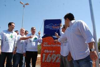 Nelsinho e André descerram a placa inaugural do Parque Linear: R$ 35,4 milhões investidos. (Foto: Simão Nogueira)
