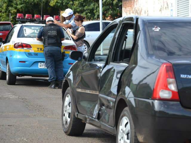  Homem fica ferido em acidente envolvendo moto e viatura policial 