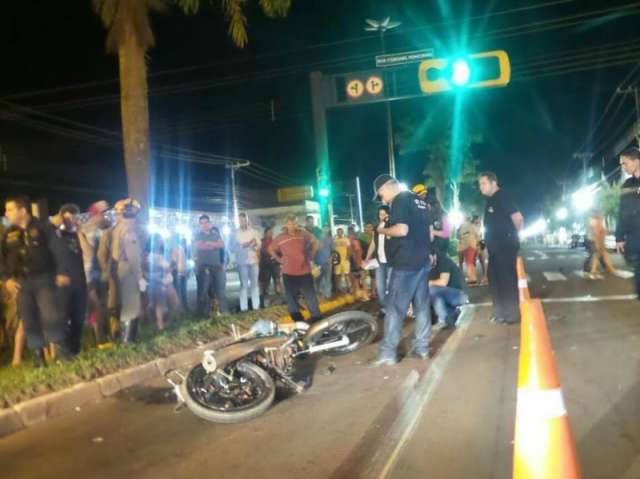 Jovem de 22 anos morre ap&oacute;s sair de culto e moto ser atingida por Hilux