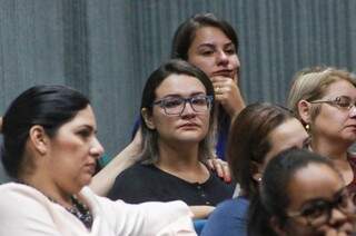 A subsecretária de políticas públicas para mulheres, Luciana Azambuja (de branco), perto da vítima, Bruna Oliveira Soares (de óculos) (Foto: Henrique Kawaminami)