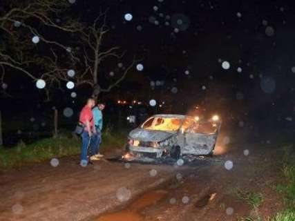 Carro de paranaense desaparecido é encontrado em chamas na fronteira