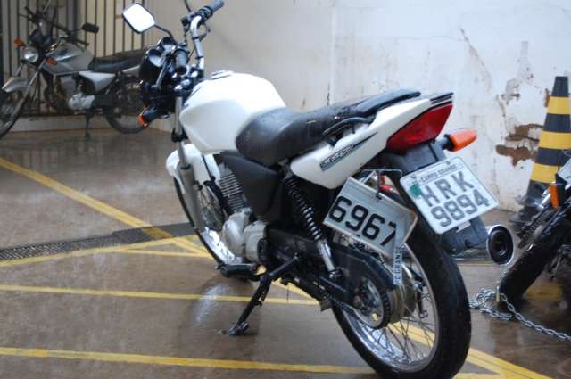 Ladr&otilde;es em moto com placa adulterada roubam 2 e s&atilde;o presos