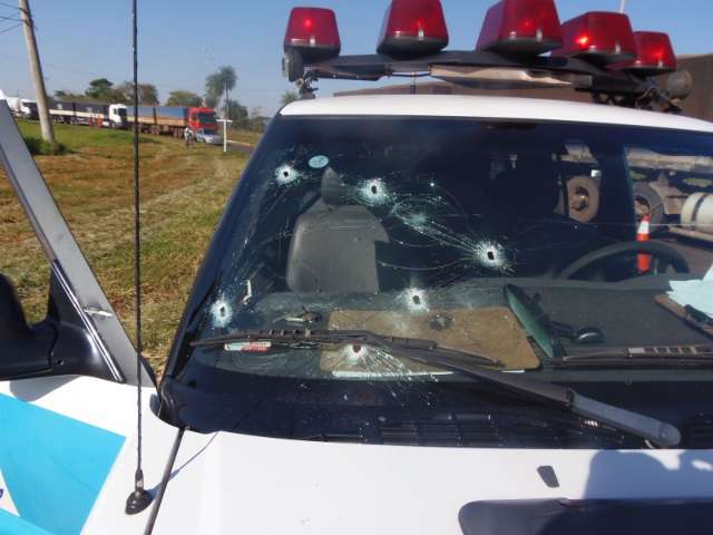 Troca de tiros termina com policial baleado e homem morto no interior