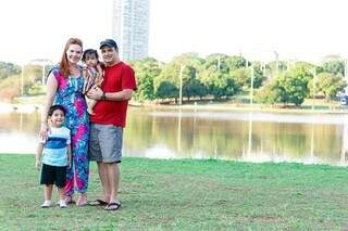 Letícia Martines com a família no Parque das Nações Indígenas. (Foto: Reprodução/Facebook)