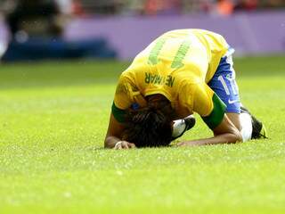 Neymar cai no gramado do estádio Wembley. Aposta da equipe, atacante não conseguiu marcar na decisão. (Foto: AFP)