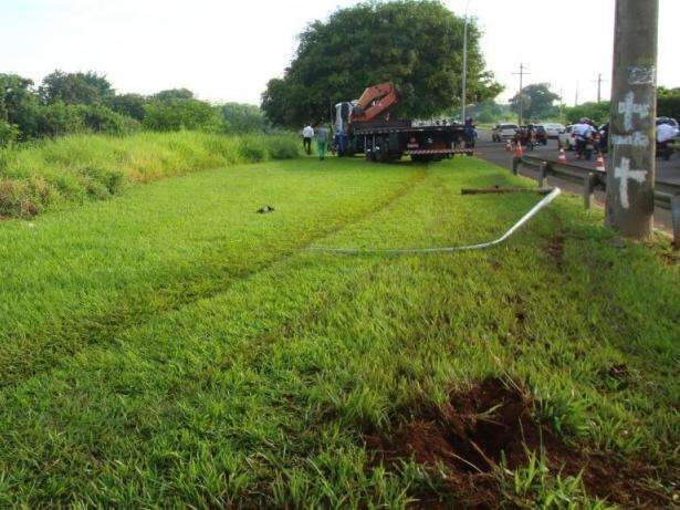 Motorista b&ecirc;bado perde controle, derruba poste e cai no Rio Anhandu&iacute;
