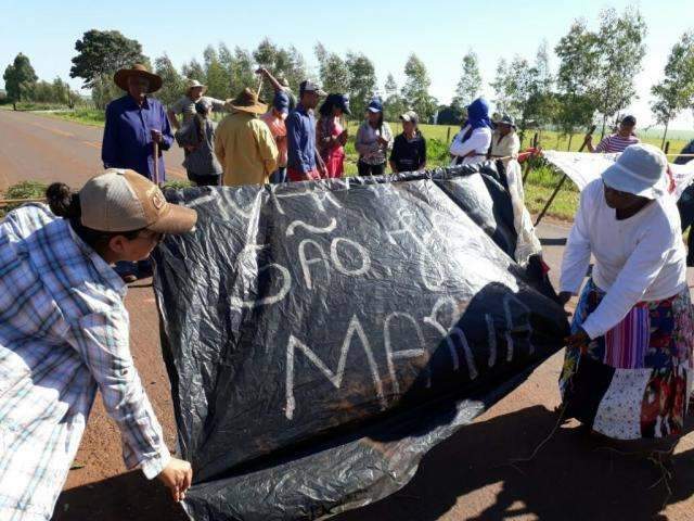 Trabalhadores bloqueiam rodovia para reivindicar desapropria&ccedil;&atilde;o de fazenda