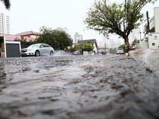 Chuva atinge a Capital nesta segunda-feira (5) (Foto: Marcos Ermínio)