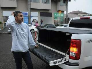 Marco Aurélio junto à camionete de onde a mala &quot;caiu&quot;. &quot;Estou desesperado&quot;. (Foto: Paulo Francis)