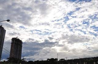 Campo Grande amanhece com céu nublado. (Foto: Luciano Muta)