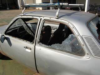 Carro da vítima foi destruído pelos autores. (Foto: Danúbia Burema/ Arquivo)