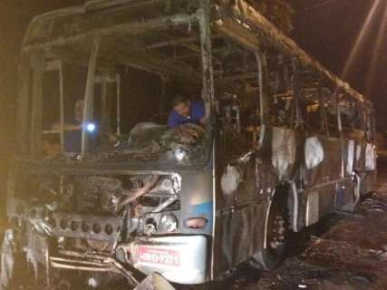 Ônibus é atingido por pedra e passageira fica ferida no Caiobá 