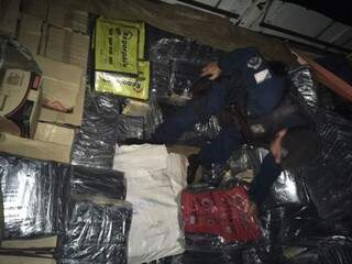 A droga foi encontrada durante fiscalização de rotina no caminhões estacionados no pátio do posto. (Foto: Divulgação PM) 