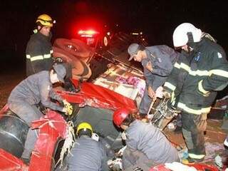 Equipes de resgate no momento do acidente (Foto: Jairo Chagas /JM Online)