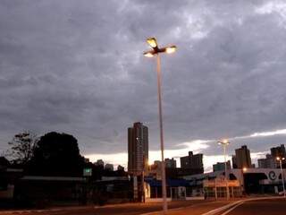 Céu amanheceu  encoberto por nuvens na capital sul-mato-grossense (Foto: Saul Schramm)