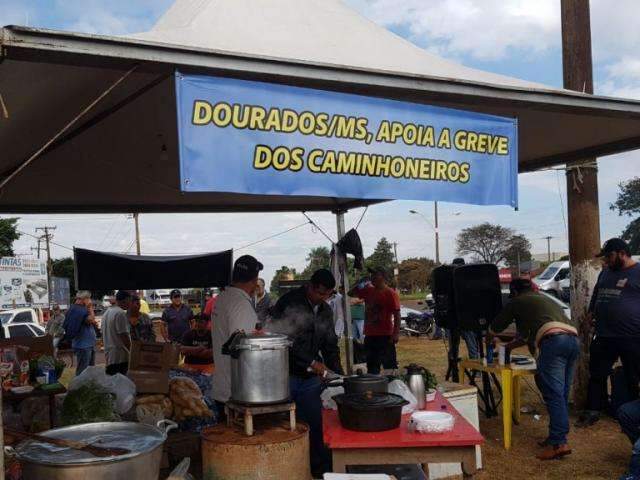 Com &aacute;gua e comida doadas por empres&aacute;rios, bloqueios continuam
