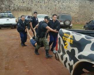 Policiais socorrem detento esfaqueado por outros internos após fuga em presídio de Pedro Juan Caballero (Foto: Leo Veras/Ponta Porã Digital)