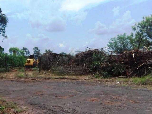 MPE vai investigar uso de trator da prefeitura na ch&aacute;cara do prefeito