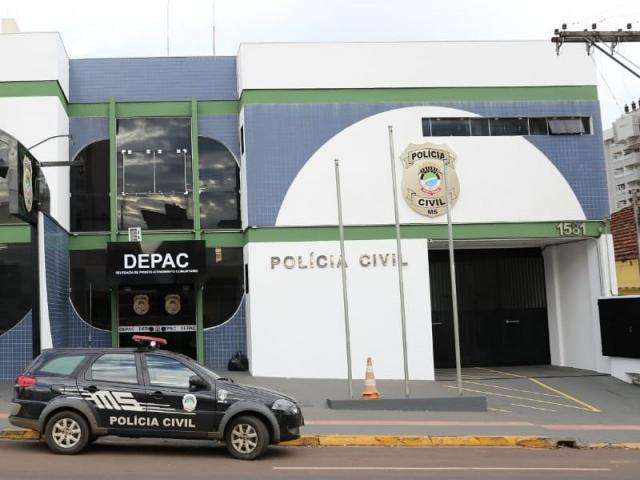 Motorista invade contram&atilde;o, bate carro em acostamento e deixa 4 feridos
