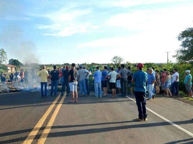 &Iacute;ndios liberam meia pista, mas sem previs&atilde;o para fim do protesto 