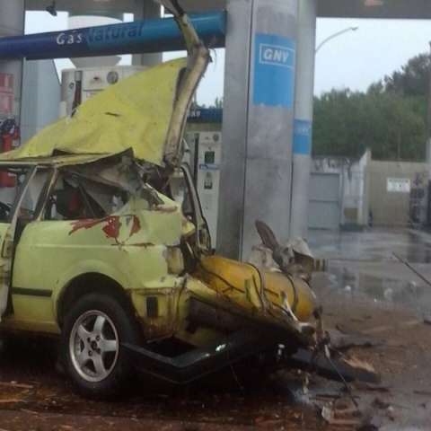 Carro a g&aacute;s explode ap&oacute;s condutor usar botij&atilde;o no lugar de cilindro