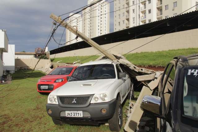 Muro desaba sobre seis carros de luxo e preju&iacute;zo chega a R$ 400 mil