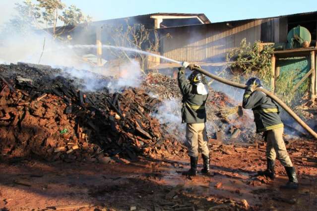 Inc&ecirc;ndio atinge amontoado de madeiras em dep&oacute;sito de empresa