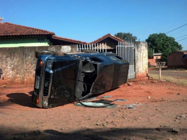 Caminhonete de policial federal tomba, mobiliza bombeiros e at&eacute; Cigcoe