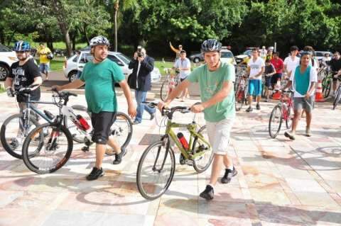 Eduardo Romero cumpre promessa e vai de bicicleta para Câmara