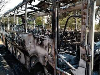 Ônibus de empresa privada foi destruído em incêndio (Foto/Divulgação: Polícia Civil)