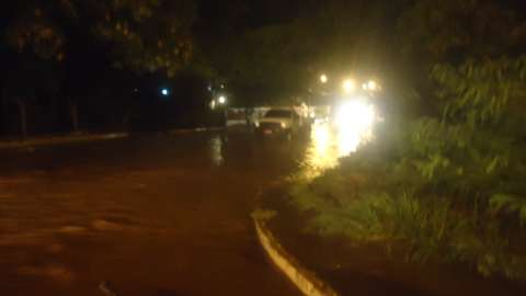 Córregos transbordam e água invade casas e carros na Capital