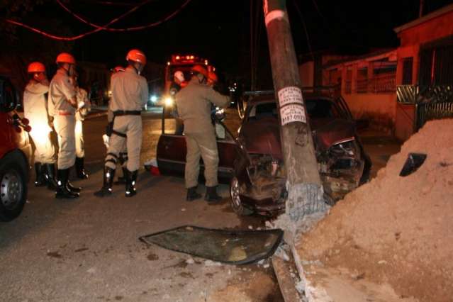Carro bate em poste e acidente mata condutor que n&atilde;o usava cinto