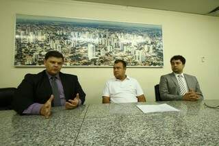 Vinicius Siqueira, Flávio Panissa e o advogado João Magno Porto durante reunião nesta tarde (Foto: André Bittar)