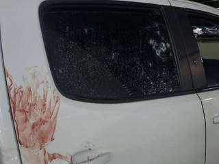 Marca de sangue na caminhonete que Matheus Xavier manobrava quando foi alvo de atiradores com fuzil.  (Foto: Direto das Ruas)