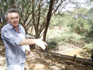 Para o funcionário público Silvio Carlos Serpa, de 58 anos, passar pelo local é “um perigo”. (Foto: Marcelo Victor)