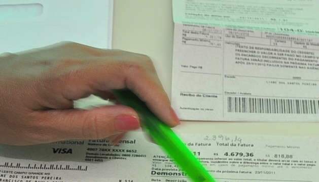  Sem deixar rastro, estelionat&aacute;rios compram R$ 7,6 mil em cart&atilde;o de v&iacute;tima