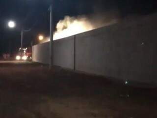 Incêndio em caminhão no pátio de empresa coloca o local em risco (Foto: Direto das Ruas)