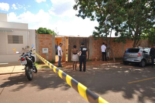 Travesti &eacute; morta com 2 tiros em frente &agrave; casa de amigos no Morada Verde