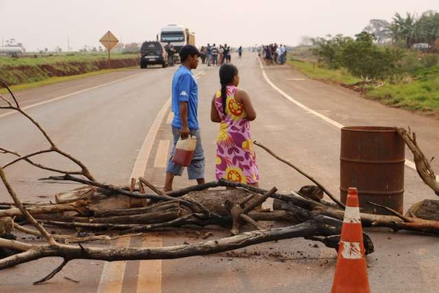 &Iacute;ndios mant&ecirc;m bloqueio e impedem sa&iacute;da de caminh&atilde;o que atropelou homem