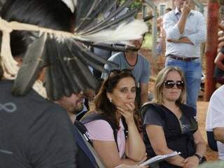 Antonia Urrejola (centro) ouve depoimento e índios em Dourados (Foto: Helio de Freitas)